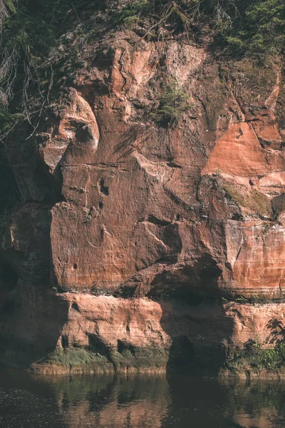 在塞西斯附近的拉脱维亚阿马塔河上的岩石悬崖 — 图库照片