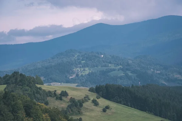 Schöne Westkarpaten Tatra Skyline Mit Grünen Feldern Und Wäldern Vordergrund — Stockfoto