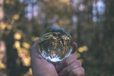 lensball çevresinde doğa yansıtan Güz. sonbahar renkleri insan elinde - vintage eski film bakmak tutun