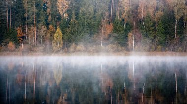 su yansımalar ve dramatik fırtına bulutları yukarıdaki güzel göl