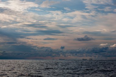 güzel gökyüzü günbatımı deniz yukarıda sırasında bulutlar ile