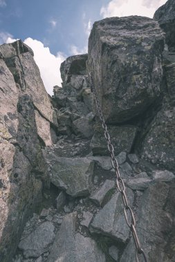 güzel dağ panorama Banikov tepe Slovakça Tatra Dağları rocky manzara ile üst ve gölgeler yürüyüşçü fırtına bulutları ile parlak gün