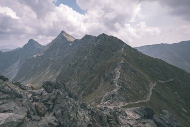 güzel dağ panorama üstünden Slovakça Tatra Dağları rocky peyzaj ve fırtına bulutlu gökyüzü ile Banikov tepe