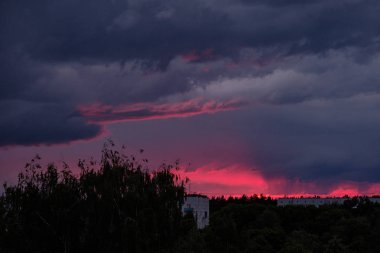 fırtına bulutları kırsal ve yollar olan alanlar üzerinde şekillendirme