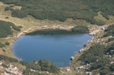 güzel dağ Gölü Panoraması görünümünde geç yaz aylarında su kayalık tepede yansımaları ile Slovakça Karpat Tatra Dağları. Zverovka köyü yakınındaki Rohacske plesa göller