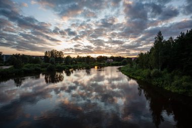 renkli sunset Bulvarında Göl su yansımaları ve dramatik fırtına bulutları yukarıdaki ile. geç akşam renkleri