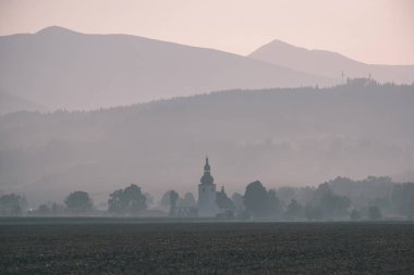Batı Karpat dağ başında sis ile sonbaharda kaplı. 