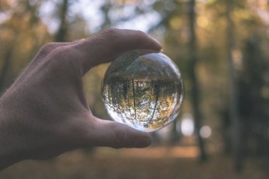 lensball çevresinde doğa yansıtan Güz. sonbahar renkleri insan elinde - vintage eski film bakmak tutun