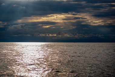 güzel gökyüzü günbatımı deniz yukarıda sırasında bulutlar ile