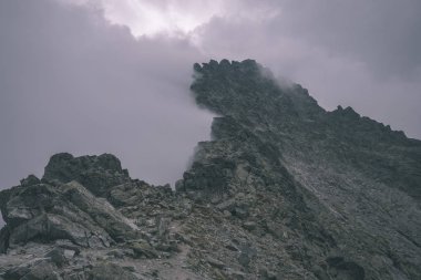 Rysy güzel en yüksek dağ sis kaplı. Sonbahar yokuş üzerinde kayalık yürüyüş parkurları. Slovakya ve Polonya sınırı 