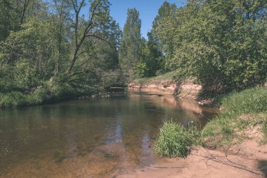 sakin Nehri yakınındaki Cesis, Letonya ağaçlarının yansımaları ile. Gauja Nehri