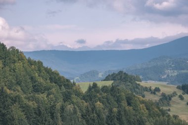 Batı Karpat Tatra dağ manzarası yeşil alanları ve ormanları ön planda. Yaz aylarında yürüyüş parkurları - vintage eski film bakmak Slovakça