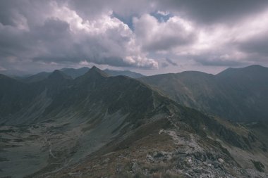 güzel dağ panorama üstünden Slovakça Tatra Dağları rocky peyzaj ve fırtına bulutlu gökyüzü ile Banikov tepe