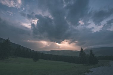 Batı Karpat Tatra dağ manzarası yeşil alanları ve ormanları ön planda. Yaz aylarında yürüyüş parkurları - vintage eski film bakmak Slovakça