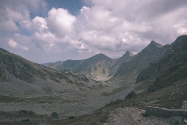 güzel dağ panorama üstünden Slovakça Tatra Dağları rocky peyzaj ve fırtına bulutlu gökyüzü ile Banikov tepe