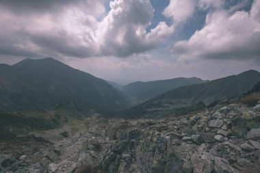 güzel dağ panorama üstünden Slovakça Tatra Dağları rocky peyzaj ve fırtına bulutlu gökyüzü ile Banikov tepe