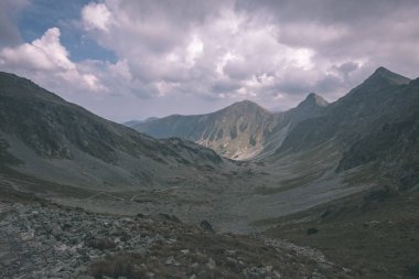 dağ panorama Banikov tepe Slovakça Tatra Dağları rocky manzara ile üst ve gölgeler bulutlu gün - vintage eski film bakmak yaklaşan fırtına bulutları ile parlak günde yürüyüşçü