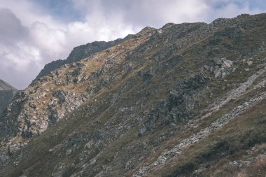 dağ panorama Banikov tepe Slovakça Tatra Dağları rocky manzara ile üst ve gölgeler yürüyüşçü fırtına bulutları ile parlak gün yaklaşıyor - vintage eski film bakmak