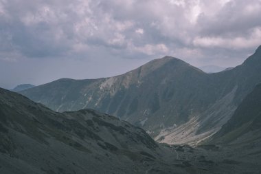 güzel dağ panorama üstünden Slovakça Tatra Dağları rocky peyzaj ve fırtına bulutlu gökyüzü ile Banikov tepe
