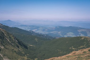 Batı Karpat dağ başında sonbaharda bulutlu gökyüzü altında 