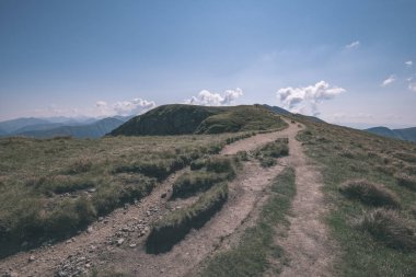 güzel kayalık dağ sonbaharda mavi gökyüzü ve geç çim ile Slovakça Tatra Batı Karpat dağlarda tepelerde yürüyüş parkurları ile en fazla. Parlak gün ışığı, maceralar için uzak ufuk boş kayalarda
