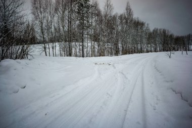 kar ve buz yol kırsal kış lastik izleri ile kaplı