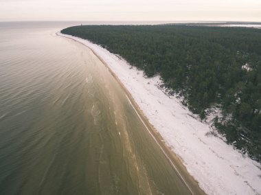 drone görüntü. alanları ve bulutlu kış günü ormanlarda kırsal alan hava görünümünü. Letonya - vintage eski film bakmak