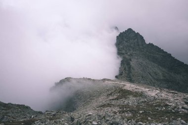 Rysy güzel en yüksek dağ sis kaplı. Sonbahar yokuş üzerinde kayalık yürüyüş parkurları. Slovakya ve Polonya sınırı 