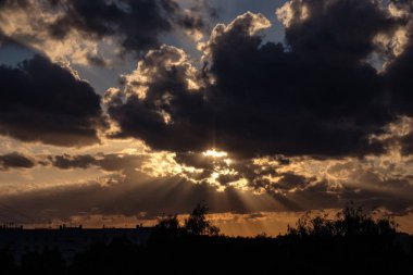 fırtına bulutları kırsal ve yollar olan alanlar üzerinde şekillendirme