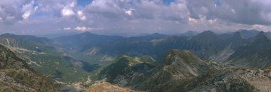 güzel dağ panorama Banikov tepe Slovakça Tatra Dağları rocky manzara ile üst ve gölgeler yürüyüşçü fırtına bulutları ile parlak gün