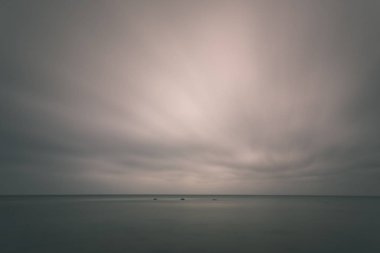 uzun pozlama deniz kaya ile plaj ve su dalgalar yıkanmış. vintage eski film dokulu soyut resim - bak