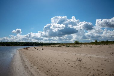 bahar mavi bulutlu gökyüzü ile boş deniz plaj