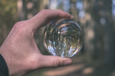 lensball çevresinde doğa yansıtan Güz. sonbahar renkleri insan elinde - vintage eski film bakmak tutun
