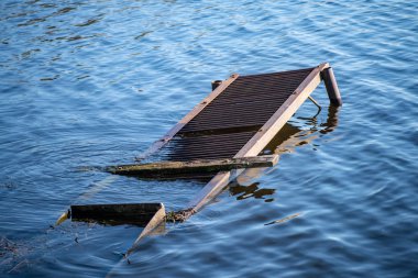 Gölde batan paslı metal iskele, yakın çekim vurdu
