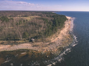 drone görüntü. kırsal alan kayalık plaj Baltık Denizi ile hava görünümünü. sakin gün - vintage eski film bakmak uzak ufuk