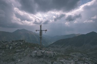 dağ panorama Banikov tepe Slovakça Tatra Dağları rocky manzara ile üst ve gölgeler yürüyüşçü fırtına bulutları ile parlak gün yaklaşıyor - vintage eski film bakmak