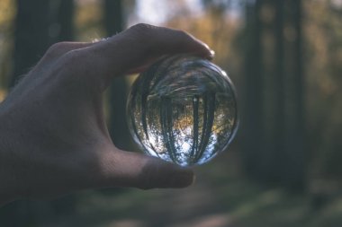 lensball çevresinde doğa yansıtan Güz. sonbahar renkleri insan elinde - vintage eski film bakmak tutun