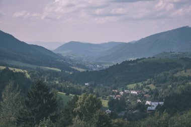 güzel Batı Karpat Tatra dağ manzarası yeşil alanları ve ormanları ön planda. Yaz aylarında yürüyüş parkurları Slovakça