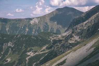 güzel kayalık dağ sonbaharda mavi gökyüzü ve geç çim ile Slovakça Tatra Batı Karpat dağlarda tepelerde yürüyüş parkurları ile en fazla. Parlak gün ışığı, maceralar için uzak ufuk boş kayalarda