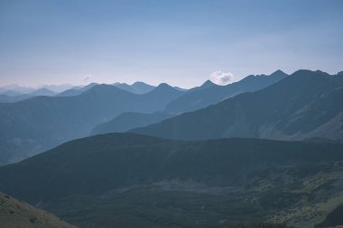 Batı Karpat dağ başında sonbaharda bulutlu gökyüzü altında 