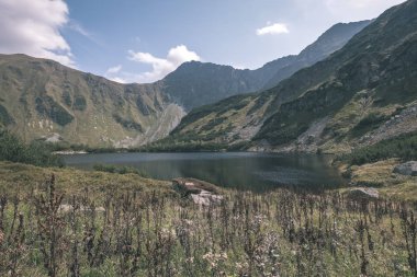 güzel dağ Gölü Panoraması görünümünde geç yaz aylarında su kayalık tepede yansımaları ile Slovakça Karpat Tatra Dağları. Zverovka köyü yakınındaki Rohacske plesa göller