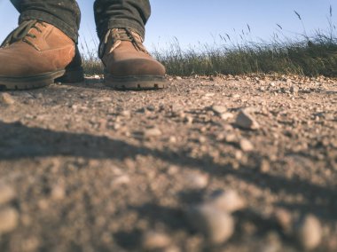 drone görüntü. Kahverengi botları çerçeve içinde kırsal alan hava görünümünü. -vintage eski film bakmak