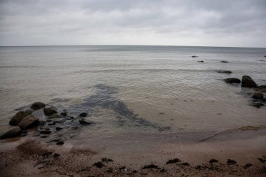 kayalık sahil şeridine Letonya akış su deniz ve geç sonbaharda büyük kayalar