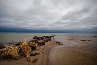 kayalık sahil şeridine Letonya akış su deniz ve geç sonbaharda büyük kayalar