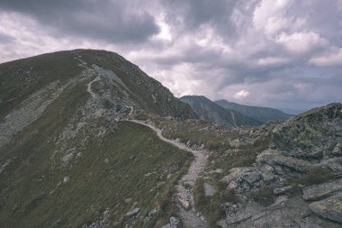 dağ panorama Banikov tepe Slovakça Tatra Dağları rocky manzara ile üst ve gölgeler yürüyüşçü fırtına bulutları ile parlak gün yaklaşıyor - vintage eski film bakmak