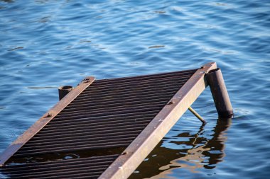 Gölde batan paslı metal iskele, yakın çekim vurdu