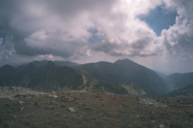 güzel dağ panorama Banikov tepe Slovakça Tatra Dağları rocky manzara ile üst ve gölgeler yürüyüşçü fırtına bulutları ile parlak gün