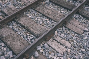 eski günlük ahşap demiryolu çakıl taşları üzerinde görmek