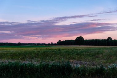 fırtına bulutları kırsal ve yollar olan alanlar üzerinde şekillendirme