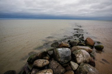kayalık sahil şeridine Letonya akış su deniz ve geç sonbaharda büyük kayalar